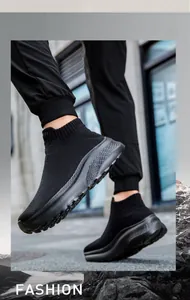 Dettaglio del tessuto traspirante nero fly-knit e della tomaia flessibile della sneaker