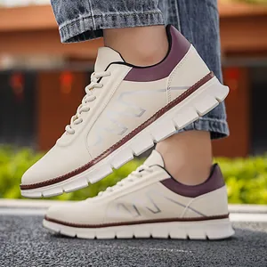 Scarpa sportiva traspirante da uomo color bianco sporco con accenti viola sul tallone