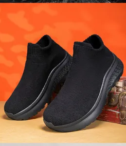 Dettaglio di sneaker a calzino nere in maglia con suole spesse antiscivolo nero