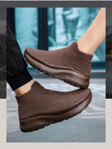 Dettaglio sneaker in maglia marrone scuro con suola spessa ammortizzante in EVA per il tempo libero