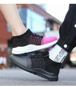 Detail van ademend gebreid bovenwerk en dempende zool op deze sportschoenen