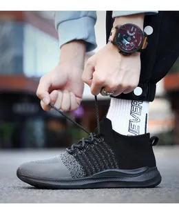 Grijze en zwarte flyknit sneakers met ademend mesh en rubberen zool gedragen buiten