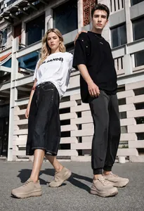 Gros plan de chaussures de marche en mesh kaki avec semelles épaisses sur les modèles