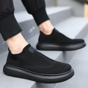 Sneaker da corsa slip-on leggere in maglia nera con suola spessa per uomo