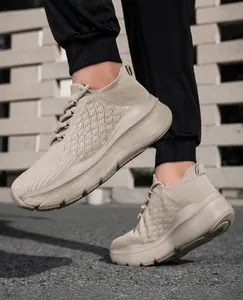 Détail de la texture en maille respirante et semelle épaisse amortie sur baskets beige