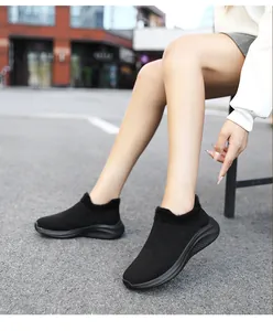 Detail van zwarte gebreide platform sneakers met warme voering van imitatiebont voor de winter
