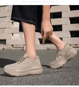 Gros plan sur les baskets en maille beige respirante avec semelle épaisse pour femme