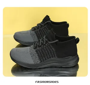 Detail van de ademende fly-knit mesh-stof van deze grijs-zwarte hardloopschoenen