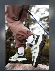 Dettaglio del sistema di chiusura a rotella e suola dentata di scarpe da trekking