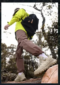 Scarpe da trekking con sistema di allacciatura rotante su scarpe da trail kaki