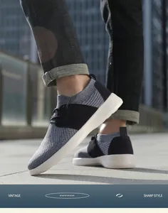 Foto all'aperto di scarpe da ginnastica da uomo in maglia traspirante con suola a contrasto
