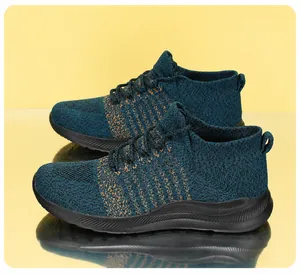 Detail van donkerblauwe flyknit hardloopschoenen met oranje strepen en een zwarte dikke zool