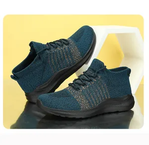 Detailweergave van ademende flyknit mesh en oranje kleurverloopstrepen op de sportschoenen