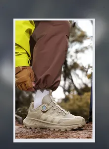 Dettaglio scarpa da trekking con fibbia rotante e suola in gomma antiscivolo robusta