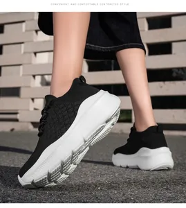 Détail de la tige en maille respirante noire et de la semelle plateforme blanche de chaussure