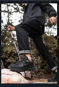 Dettaglio scarpa da trekking con sistema di chiusura a rotella su terreno roccioso