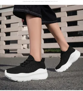 Vue détaillée de baskets en mesh noir respirant avec semelle blanche épaisse en plein air