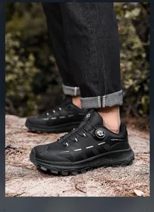 Dettaglio scarpe da trekking nere con sistema di chiusura a rotella per esterni