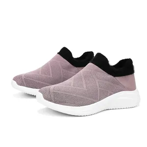 Roze gebreide slip-on sneakers met imitatiebont kraag en dikke witte rubberen zool