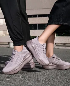 Photo de baskets en maille gris violacé avec semelles épaisses portées en extérieur