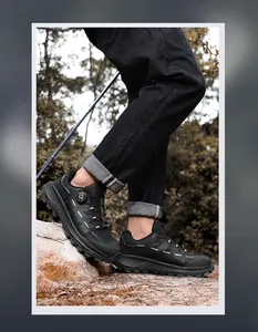 Dettaglio scarpa da trekking con fibbia rotante e suola in gomma antiscivolo