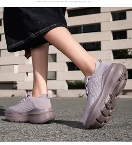 Vue détaillée de la chaussure en tricot violet avec semelle épaisse et maille respirante