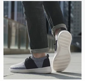 Dettaglio di sneakers in maglia traspirante con suole spesse antiscivolo ai piedi