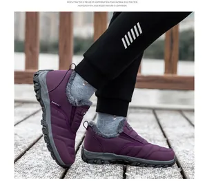 Gros plan bottes hiver violettes avec doublure polaire chaude et semelle EVA antidérapante