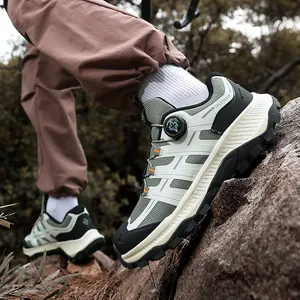 Scarpe da trekking uomo con fibbia rotante e suola antiscivolo su terreno roccioso