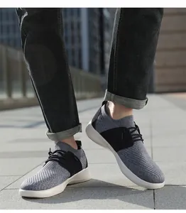 Dettaglio del tessuto a maglia traspirante grigio e nero su scarpe da camminata trendy