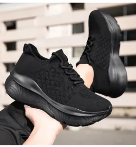 Vue latérale de baskets à plateforme en maille noire avec tissu respirant et semelle épaisse