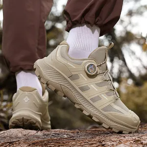 Scarpe da trekking kaki da uomo con chiusura rotante su un suolo forestale