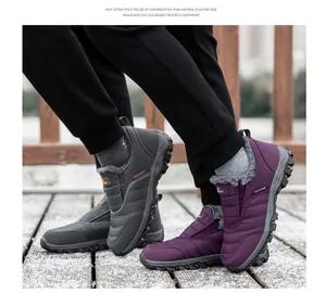 Détail de chaussures d'hiver avec doublure en fourrure et semelle EVA sur bois enneigé