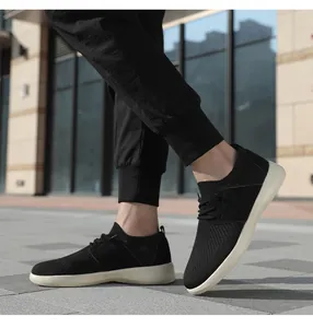 Dettaglio della tomaia in maglia nera traspirante e suola bianca spessa su scarpe sportive