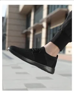 Dettaglio delle scarpe da passeggio in rete nera traspirante con trama a maglia