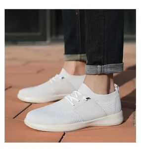 Dettaglio delle sneakers bianche in mesh traspirante con trama a maglia e fit comodo