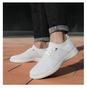 Scatto all'aperto di sneaker in maglia bianca traspirante su un modello con dettagli grigi