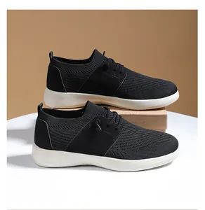 Sneakers sportive in maglia nera traspirante con suola bianca spessa per scarpe da trekking