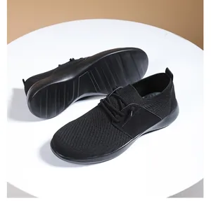 Dettaglio della tomaia in maglia traspirante e suola in gomma antiscivolo di sneakers nere