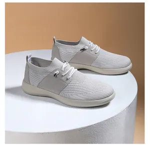 Dettaglio della tomaia in fly-knit grigio traspirante e mesh delle scarpe sportive casual