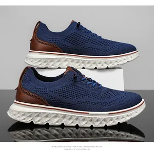Detailansicht aus atmungsaktivem Strick mit braunen Lederakzenten im Brogue-Stil an der Ferse