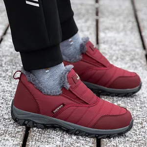Chaussures d'hiver bordeaux imperméables avec doublure en fausse fourrure sur neige