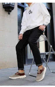 Sneaker in pelle marrone e mesh con suola spessa bianca a onde indossate all'aperto