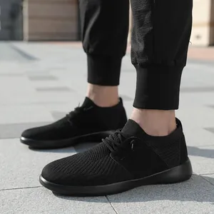 Sneakers in maglia nera traspirante per corsa all'aperto e abbigliamento sportivo casual