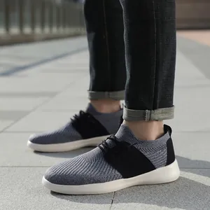 Sneakers da uomo in maglia grigia traspirante con suole bianche leggere per camminata