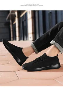 Gros plan des baskets noires en maille respirante montrant la texture sur le trottoir