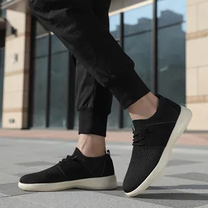 Sneaker da uomo in maglia traspirante nera con suola ammortizzata per camminata