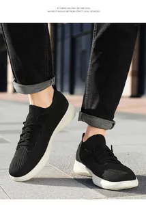 Vue détaillée de baskets en maille noire respirante avec semelles blanches souples