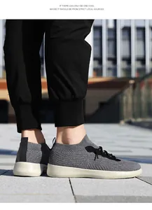 Vue détaillée de baskets en maille grise respirante avec une semelle en caoutchouc