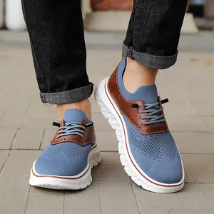 Sneakers da uomo in maglia blu con dettagli in pelle marrone e suola platform bianca